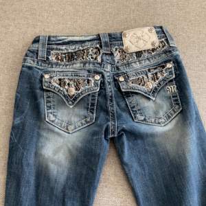 Skit snygga jeans från miss me som inte går att köpa längre, de är i storlek w24 vilket motsvarar ungefär xxs eller xs💓 säljer de pga att de aldrig kommit till användning <3 de är bootcut o lowwaist 