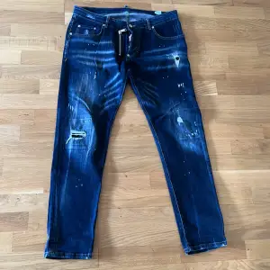 Ett par blåa Dsquared2 jeans som passar perfekt till sommaren när man ska ut på utekvällar. 