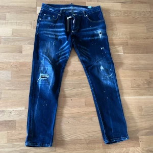 DSQUARED2 Jeans - Ett par blåa Dsquared2 jeans som passar perfekt till sommaren när man ska ut på utekvällar. 