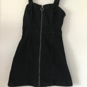 Jeans klänning storlek S - Svara denim jeans klänning. Storlek xs Fint skick.  Klicka på köp nu.