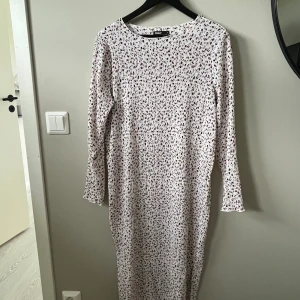 Plisserad klänning - Superhärlig plisserad klänning från ONLY. Tyvärr för stor för mig så säljer vidare. 