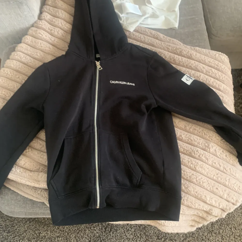 Calvin klein zip hoodie. Storlek 152cm. Skick 8/10 priset kan ändrats om det är snabb afär. Hoodies.