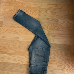 Nudie jeans - Säljer dessa Nudie jeans i storlek 32/34. Använda. skick 7/10, slitningar längst ner. Nypris:1600kr mitt pris: 500kr