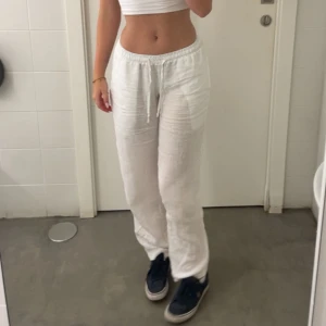 Chelsea Linnebyxor  - Jättefina linnebyxor, köpta förra året och bara använda under sommaren så i superfint skick. Köpta för 400kr. De är lite genomskinliga. (Jag är 176cm)