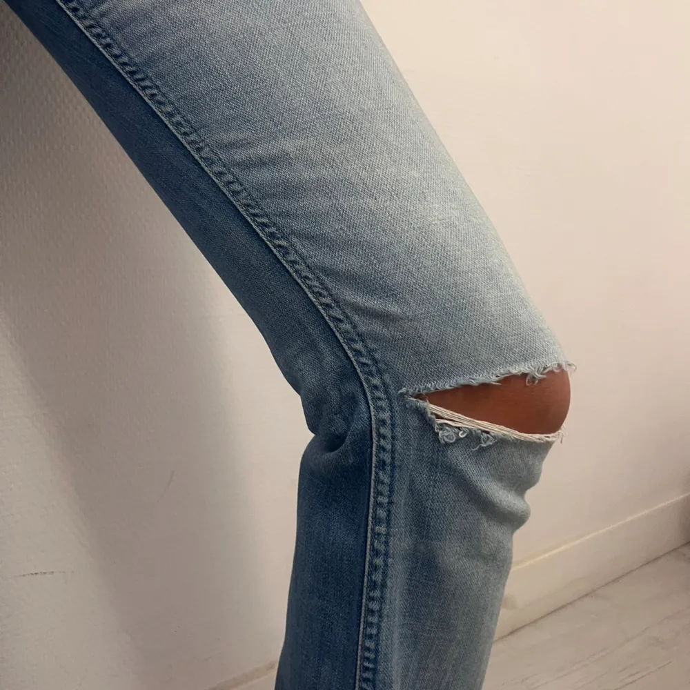 Super snygga lågmidjade bootcut jeans . Jeans & Byxor.