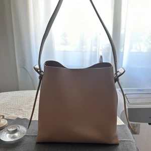 Väska mango  - Säljer dena super fina väska från mango som inte kommer till användning, får plats med allt i den och känns inte tung när man bär den. Tryck på köp nu eller hör av dig!💕