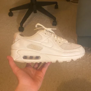 Air max vit - Säljer dessa air max i storleken 40,5 eftersom de inte kommit till användning, självklart äkta, skick 7/10, funkar för både tjejer och killar. Priset på 600 men kan diskuteras.