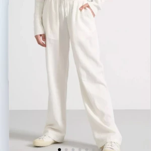 Linnebyxor från Lindex💗💗 - Ett par supersnygga linnebyxor som jag köpte förra året men som nu tyvärr har blivit för korta💗🫶🏻 (jag är 164cm)Mid Waist och normal i storleken💞 orginalpris 399kr