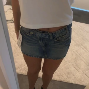 Zara jeanskjol - Säljer min oanvända jeanskjol från zara i xs med lappar kvar! Supersnygg, säljer endast pga att den var väldigt lik en jag redan har. 