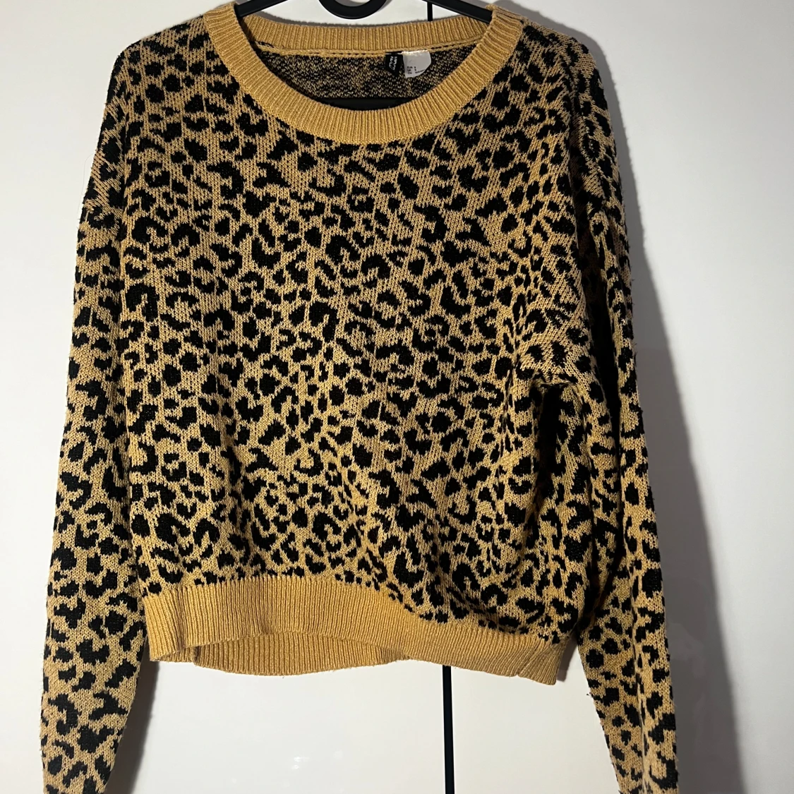 Stickad leopard tröja