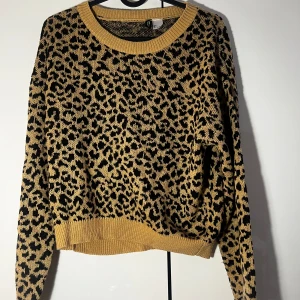 Stickad leopard tröja - Välanvänd, i gott skick men kollar man på nära håll ser man att den är lite ”nopprig” strl xs 🥰
