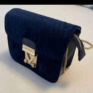 Väska  - Snygg fest väska eller till vardags, funkar både till båda. Mario Valentino i ny skick, aldrig använd! 