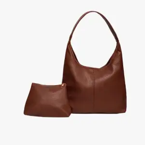Säljer min fina Think Olives väska då den tyvärr inte kommit till användning. Nyskick. Modell: Olives Vegan Leather Hobo Bag. Färg: Chocolate. Nypris: 853 Skriv för frågor 🧡
