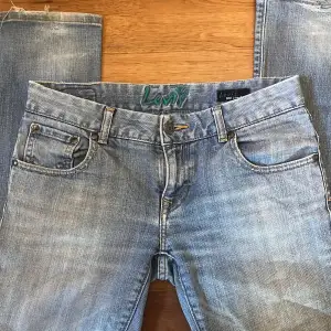 Sjukt snygga low bootcut jeans från Levis!! Innerbenslängd 80cm, midjemått 40cm💕 Bra skick förutom lite slitning längst ner på benet. 