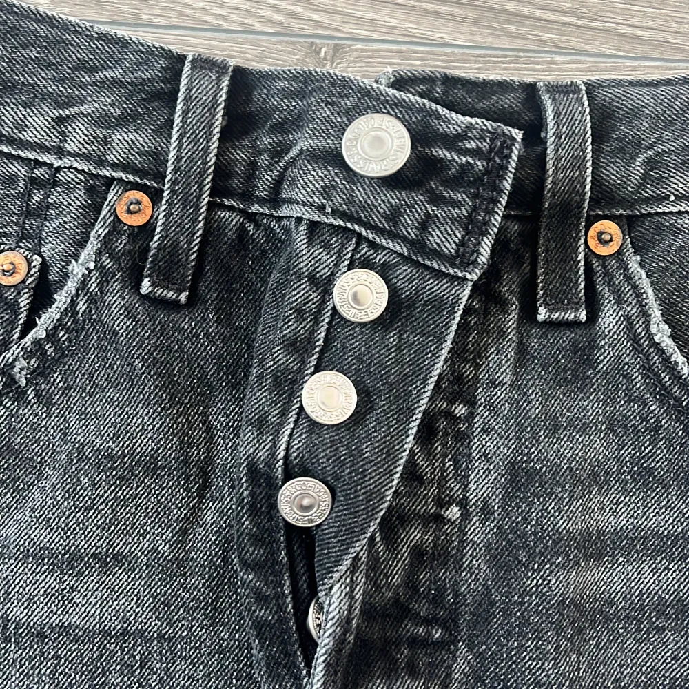 Säljer dessa jätte fina 501 mid/low waist shorts från Levis! Använda några gånger, i jätte bra skick, säljer då de är alldeles för liten, köptes för 600-700kr.💗. Shorts.