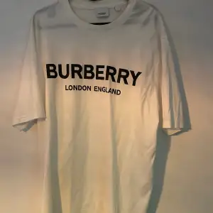 Säljer min burberry t shirt i strl L. Den är vit med svart text. Det är helt nyskick på den. Inget kvitto eller något sånt tyvärr därav priset. 