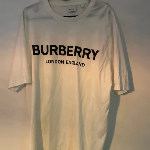 Burberry t shirt strl L - Säljer min burberry t shirt i strl L. Den är vit med svart text. Det är helt nyskick på den. Inget kvitto eller något sånt tyvärr därav priset. 