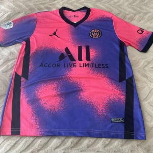 MÄRKES FOTBOLLS T-SHIRT🥶 - Fetaste Fotbolls t shirt finns i olika storlekar, helt nya oanvänd, passar perfekt till både herr och dam. Hör av vid intresse 😀