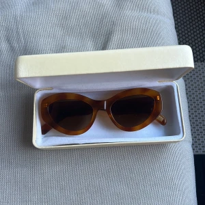 Chimi X Elsa Hosk - Säljer ett par chimi glasögonen som Elsa hosk gjorde en kollektion för. Dessa är i färgen ”Just Tortoise”. Knappt använda, inga repor och i fint skick. 