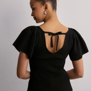 Nelly topp - Säljer den populära slutsålda toppen från Nelly. Den är endast använd fåtal gånger. Nypris 349kr.