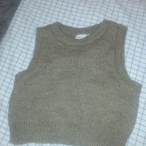 Stickat linne - Barn storlek men passar 9-10 med som crop top, jättefint över en skjorta! Stickat material, grön/gul färg!