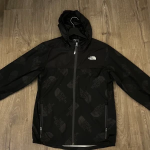 Northface Windbreaker - Liten skada på andra bilden därav priset 