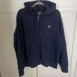 Zip hoodie - Köpt 2022, använd fåtal gånger. I nyskick. Säljer då den inte kommer till användning. Nypris 2200 köpt på deras egna hemsida