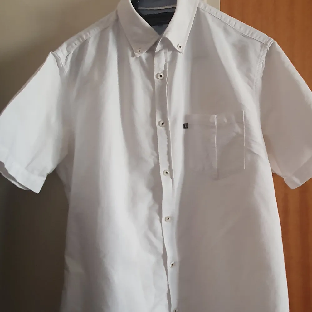 Jätte fin korta armar vit skjorta passar perfekt till sommaren. . Skjortor.