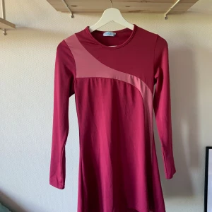 Sportig klänning - Denna klänning är en sån perfekt kort klänning med lite sportig vibe, den är i funktionsmaterial och sitter jättefint på!