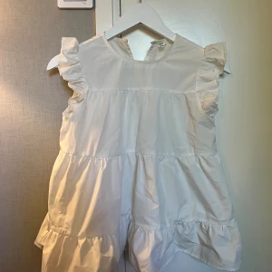 Blus - En jättefin ” ballerina” blus som it kommit till användning, ca använd 2/3 ggr💞