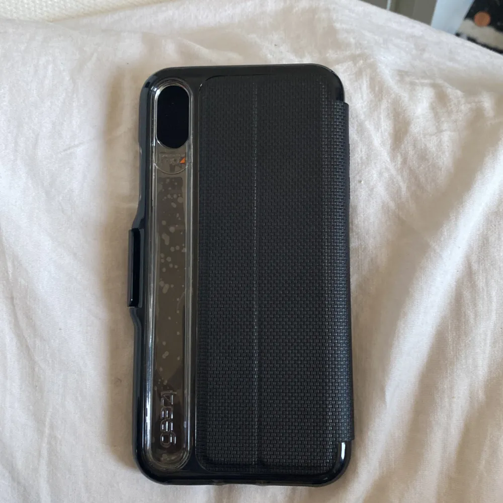 Det är ett iPhone xs max skal från gear4. Som är ett fodral så skärmen inte skadas om man tappar den. Övrigt.