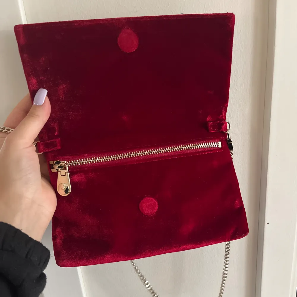 Helt oanvänd Karen Millen handväska i burgundy röd. Går att förlänga och korta ner bandet beroende på hur du föredrar att använda den!. Väskor.