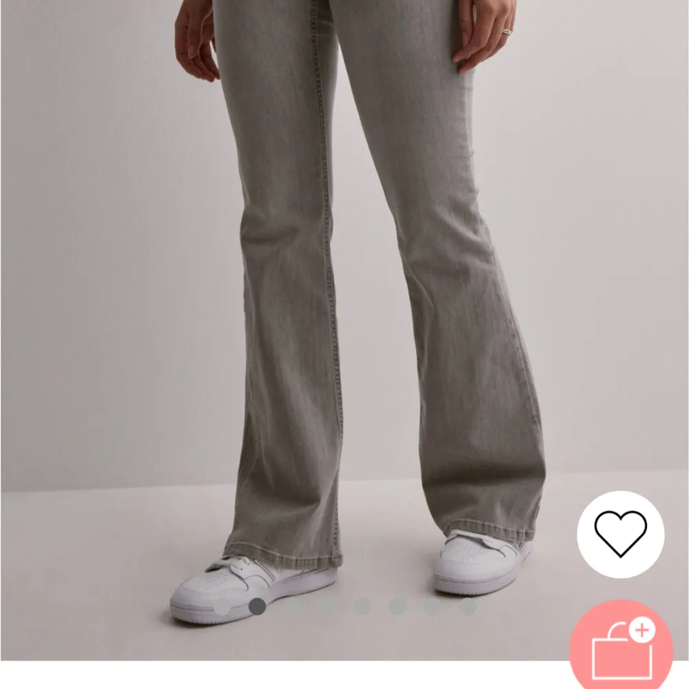 Hej! Säljer dessa sjukt snygga jeansen från Nelly som nästan är slutsålda! Köptes för ett par veckor sedan men jag har inte använt de alls☺️. Jeans & Byxor.
