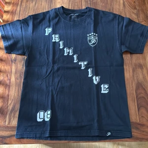 Primitive Tshirt - En primitive skate T-shirt i svart färg. Sparsamt använd och har mycket kvar att ge. Condition: 7/10