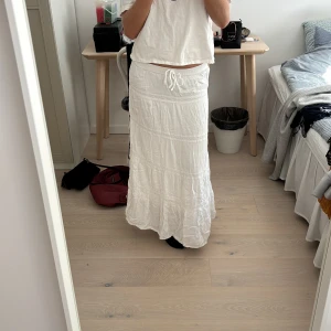 Långkjol - Supersomrig vit långkjol🤍säljer pga kommer inte till användning. Jag är 167cm, skriv vid frågor💕