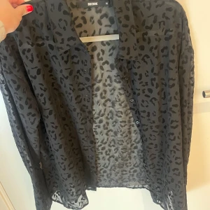 Svart skjorta - Superfin med leopardmönster