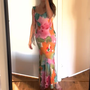 Oanvänd, Frill maxi dress - Säljer en så vacker, skön och helt oanvänd klänning från Gina Tricot i storlek 36. Den är true to size och stretchig, jag är 169cm med långa ben och har normalt strl xs-s.  Prislappen sitter kvar! Se bild. Pris kan diskuteras vid snabb affär 🌸