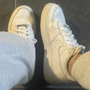 Air force 1 Skor - Air force 1 skor, fint skick knappt använda då jag har för mycket skor 🥲 Skriv privat, pris kan diskuteras, postas samma dag som man köper! 