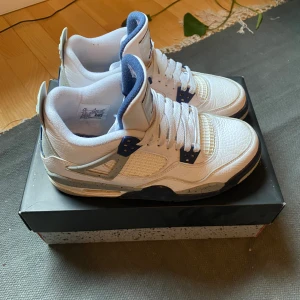 Jordan 4 midnight navy  - Säljer mina j4 bra skick 8/10  och måttligt använda,hör av er vid frågor , storlek 39 och Jordan märket på sulan är borta. Skorna är legit och jag har kvitto från goat där jag köpte dem.   Pris kan diskuteras vid snabb affär 🥂🥇