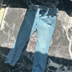 Regular fit stockholm stil, ljus blåa - Bra skick har inte använts så mycket, passar bra med nästan allt. Om ni har fler frågor kan ni höra av er