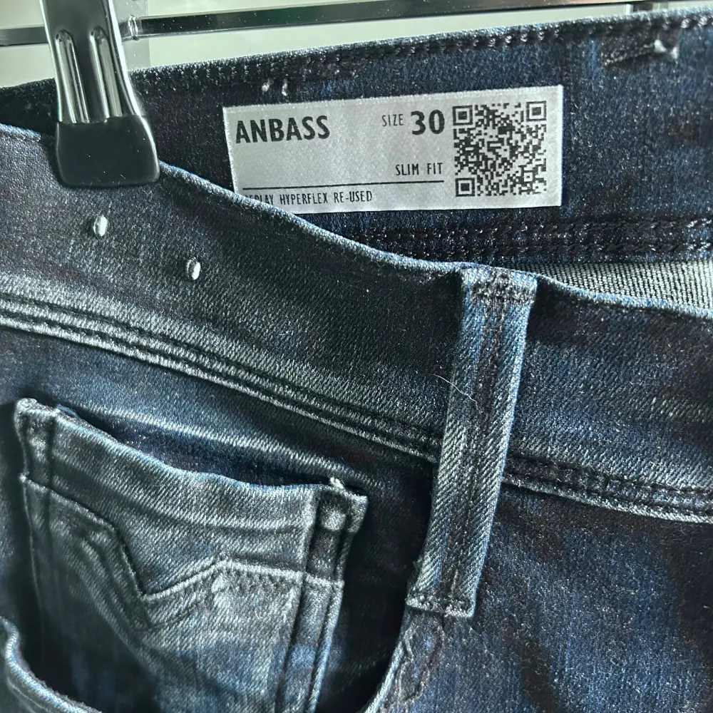 Säljer nu ett par Replay jeans modellen Anbass Forever Hyperflex strl. 30/34. Endast använda en gång och i nyskick. Rak modell & slum fit passform. . Jeans & Byxor.
