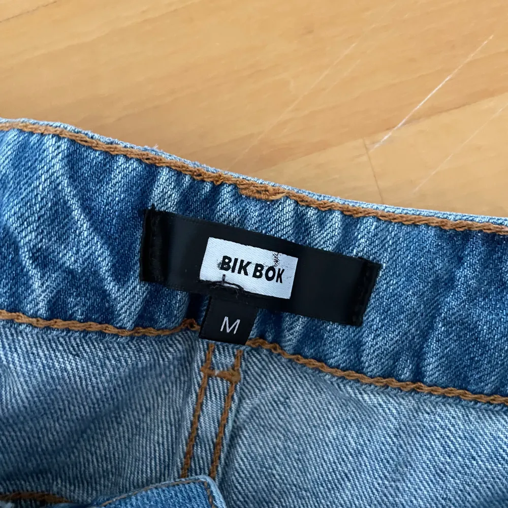 Fina jeans shorts med nitar, storlek M från bik bok, använda några gånger.. Shorts.