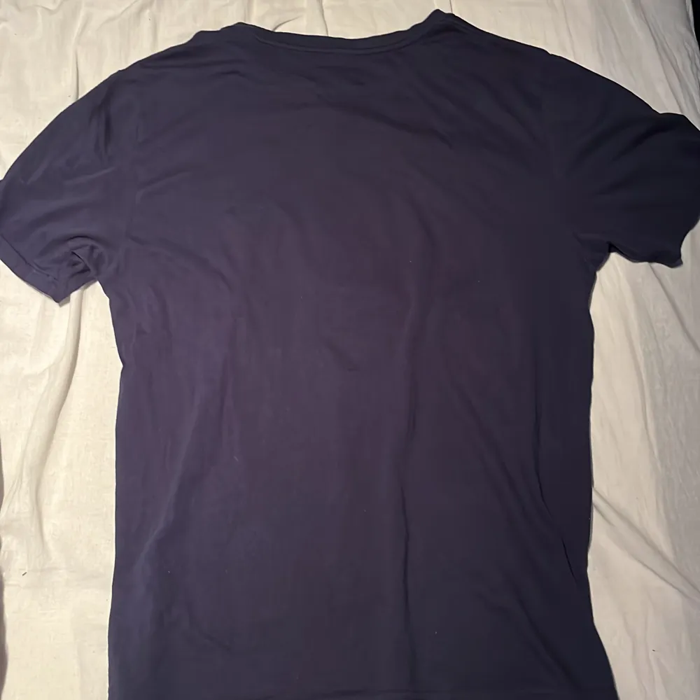 Polo Ralph Lauren Teddy bear t-shirt i bra skick (knappt använd). Storlek XL (170 junior). Pris kan diskuteras 😁. T-shirts.