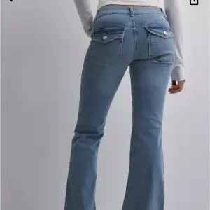 Lågmidjade jeans från Nelly. Använda en gång så det är i ny skick storlek 34 men passar på mig som har S. Det är strechiga i martrialet. Köpta för 700kr 