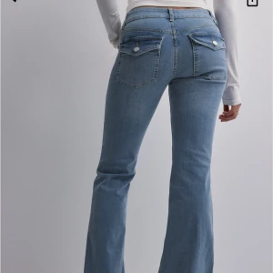 Low waist bootcut jeans  - Lågmidjade jeans från Nelly. Använda en gång så det är i ny skick storlek 34 men passar på mig som har S. Det är strechiga i martrialet. Köpta för 700kr 