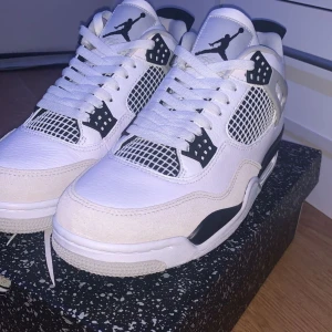 Jordan 4s military black  - Size 43 oanvänd perfekt skick military black perfekt till sommaren perfekt till alla säsonger box ingår