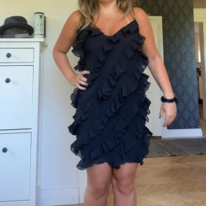 Volang klänning  - Säljer min korta volang klänning från NA-KD! 😻😻Passar perfekt nu till sommaren.