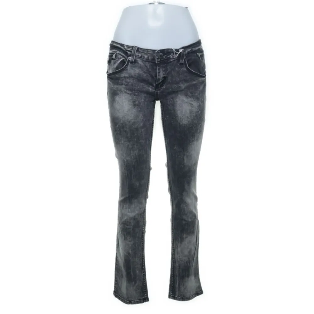 Supersnygga lågmidjade jeans ifrån märket S.L.Y. Storleken är 29 vilket är ungefär s/m men skulle säga närmare s. Köpta på sellpy men passade tyvärr inte💞. Jeans & Byxor.