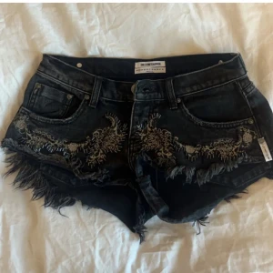 lågmidjade shorts - skit snygga one x teaspoon shorts! Köpta här på plick för 500kr  men passade tyvärr inte riktigt då de är en mindre variant av M.💕
