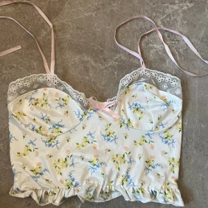 Gullig sommar topp💕 - Jätte söt sommar topp💕Banden är knytbara och därmed väljer du själv hur den sitter!💘 Skriv för mer info, pris går att diskuteras, köparen står för frakt💘